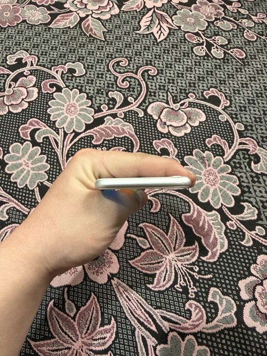 Продам iPhone 8