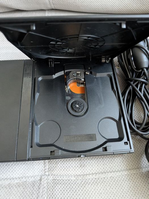 PlayStation 2 model SCPH-7003 aproape impecabil