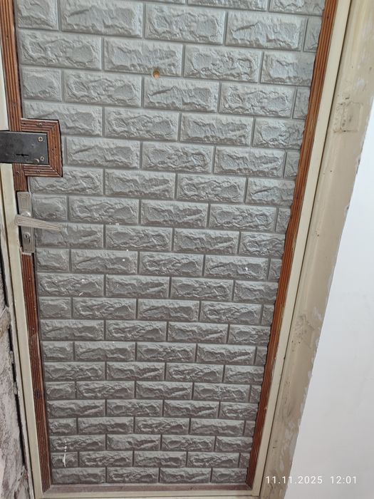 Продается входная железная дверь.