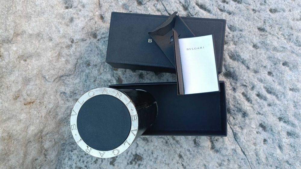 Bvlgari, серия  "Flower"  в цвят бордо. Дръжките са богато украсени с цветя, инкрустирани с розови кристали Swarovski