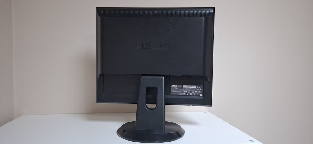 ASUS монитор 17 инча
