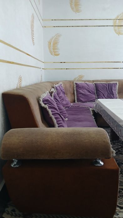 Уголок мягкий в хорошем состоянии в месте с столом