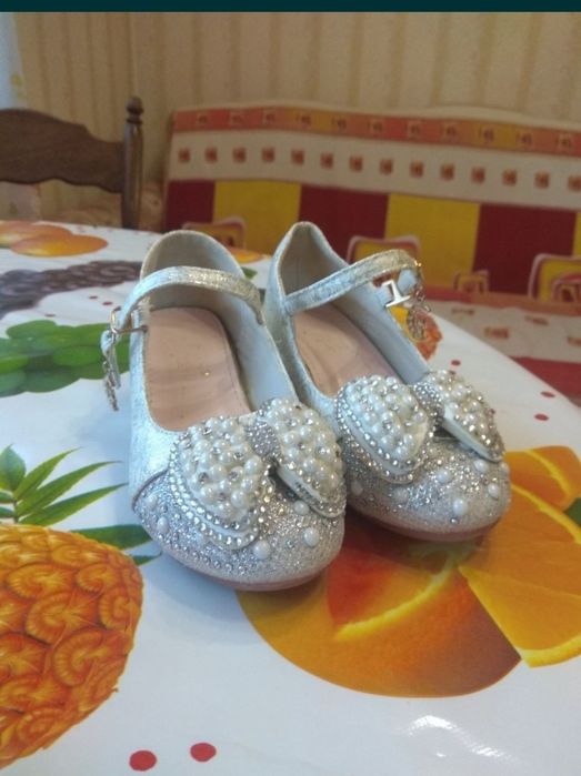 Продаю детские туфли