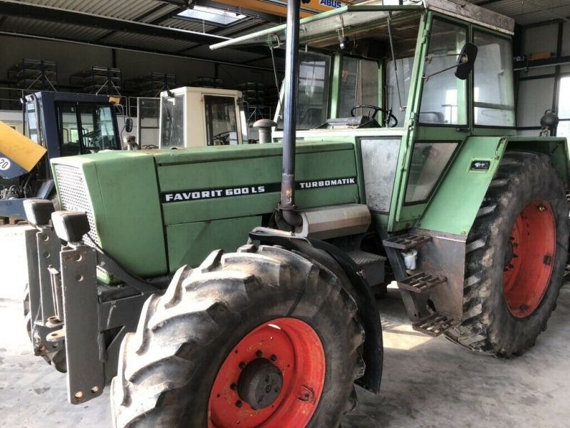 Dezmembrez tractor New Holland Case John Deere
