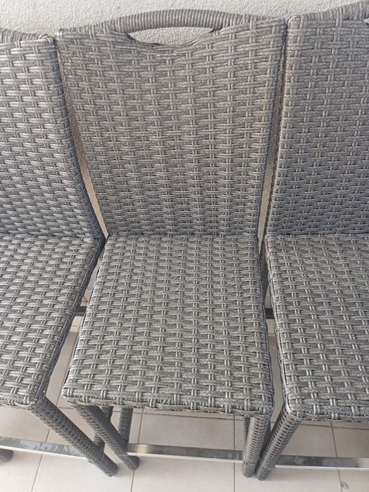 Продавам градински сет от маса и 6 бар стола от естествен ратан