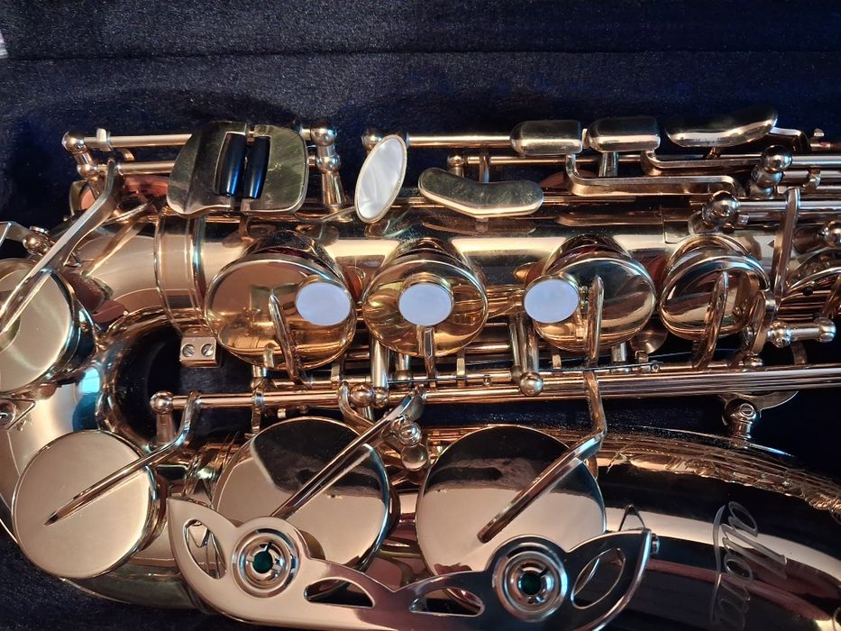 Продам Саксофон новый