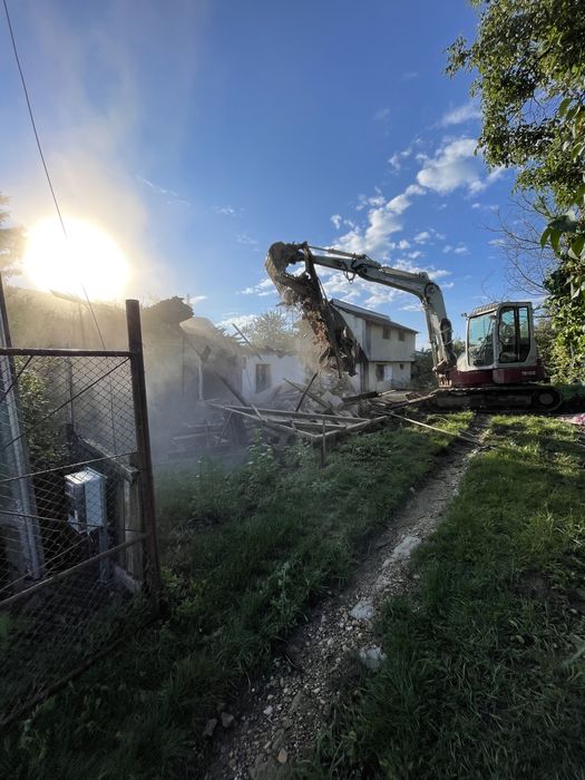 Executam lucrari de demolari,spargem sapa,gresie,faianta,beton,moloz