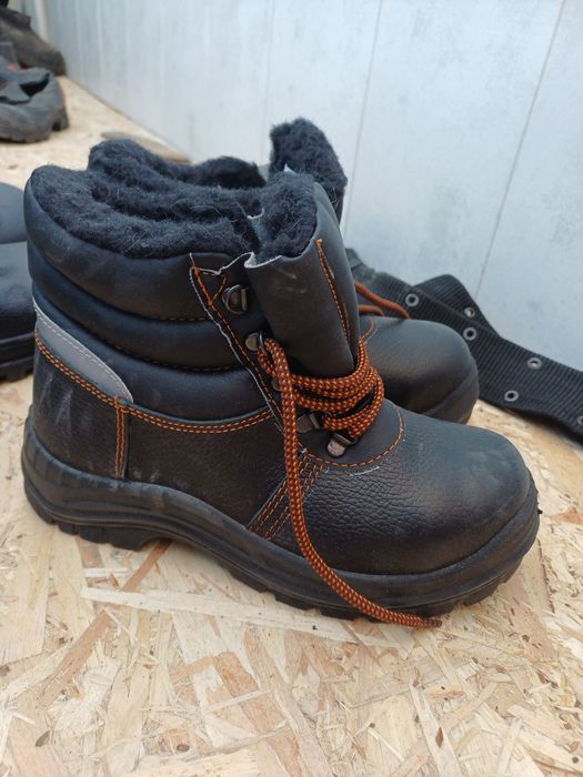 Продам спец обувь