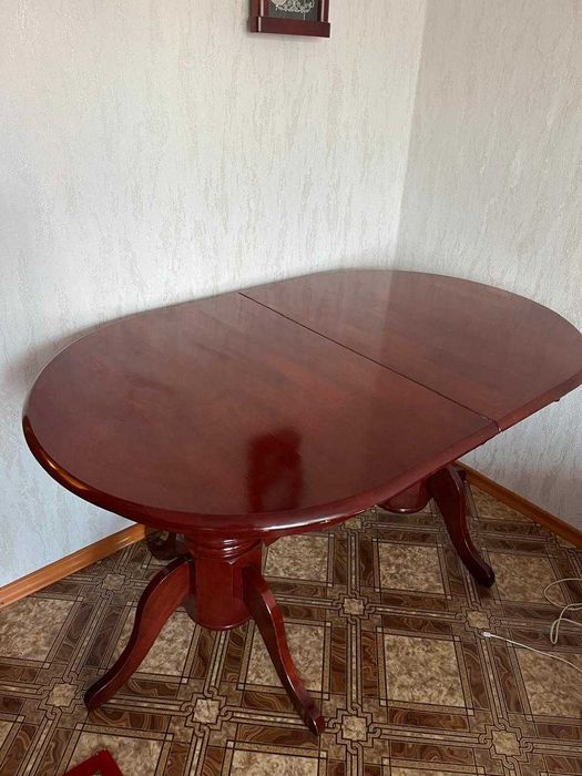 Продам стол в гостиную