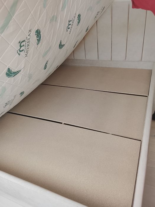 Продается двуспальная кровать с матрасом