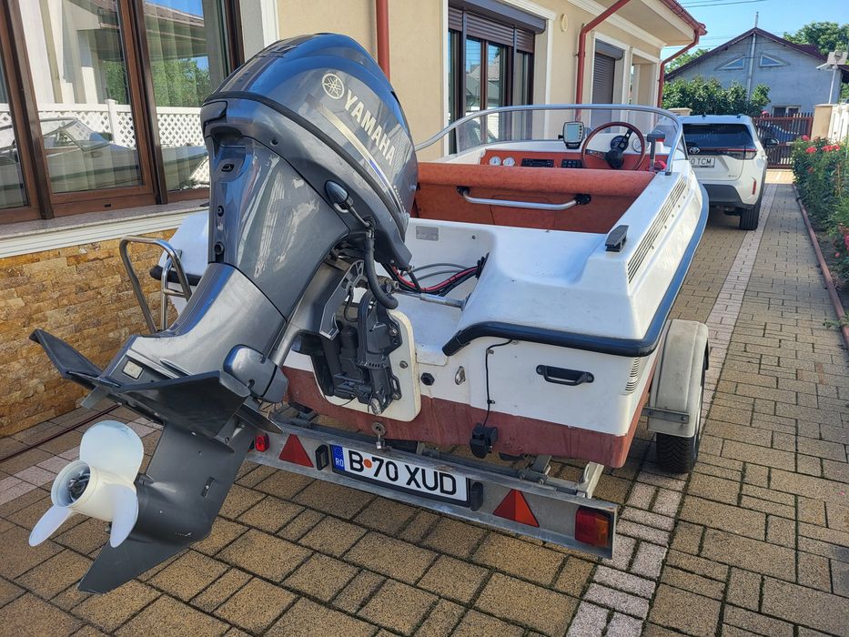 Barcă cu motor și peridoc