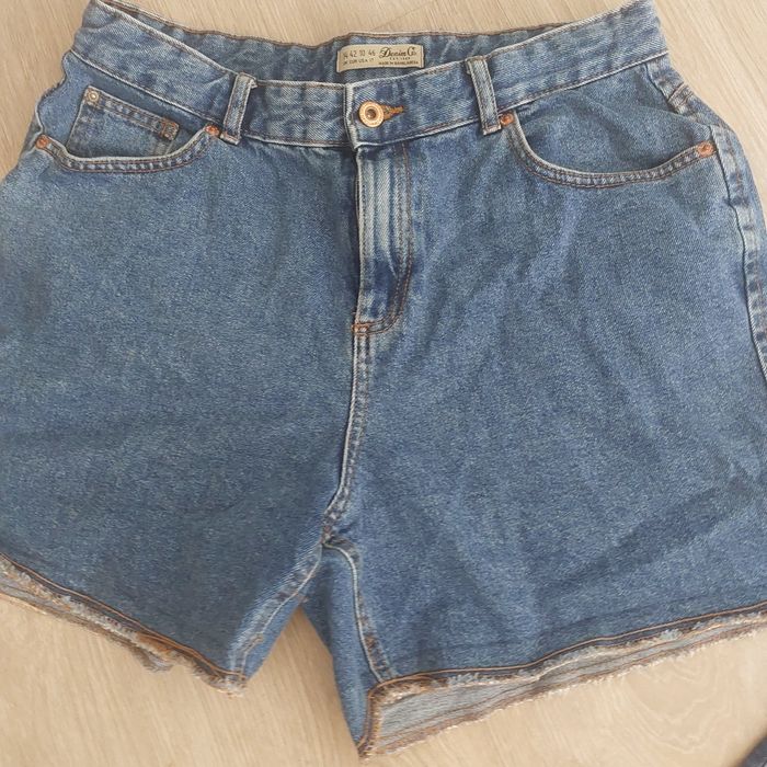 Pantaloni scurti cu talie inalta