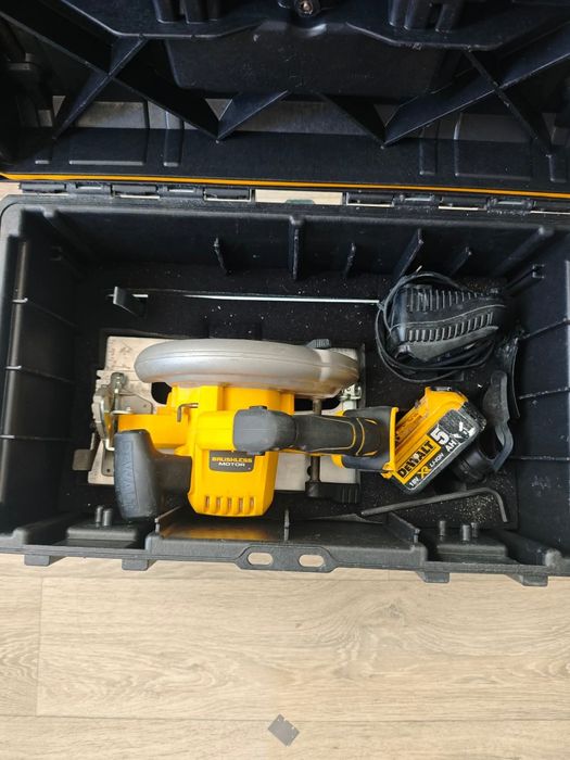 Dewalt инструменти