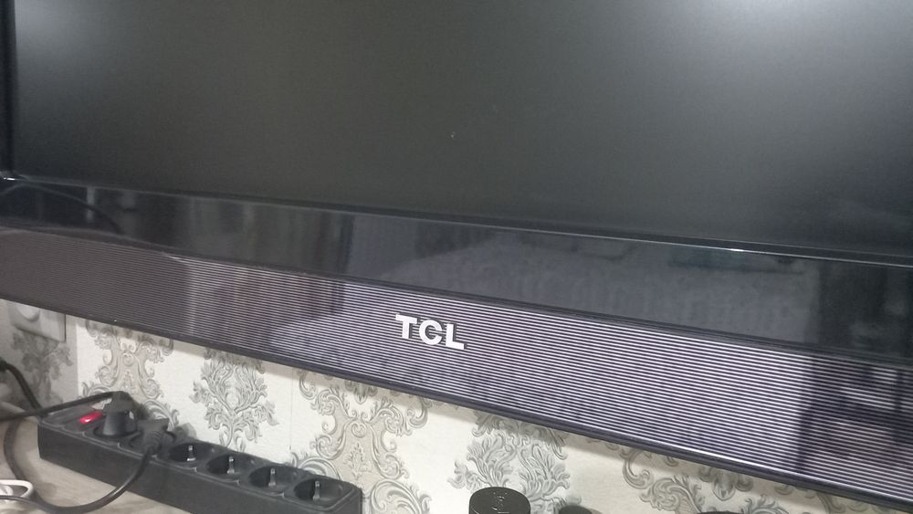 Телевизор TCL с кронштейном