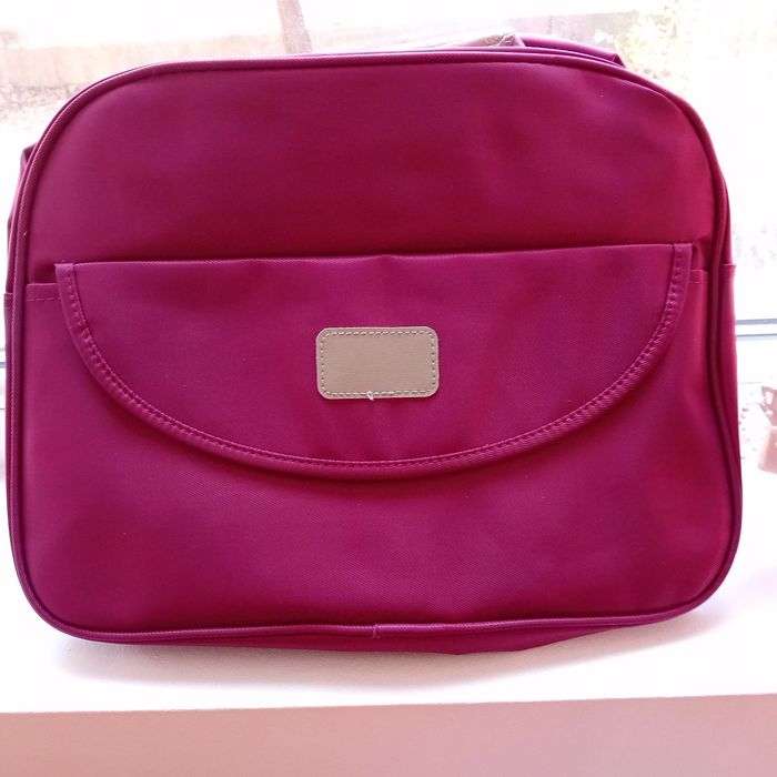 Нова чанта за лаптоп и училищни извънкласни форми.