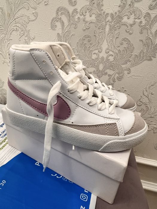 Новые кожаные кроссовки Nike и новые кожаные туфли для девочки