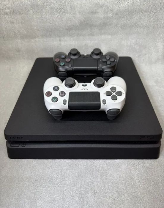 PlayStation 4 Slim с 2 геймпадами