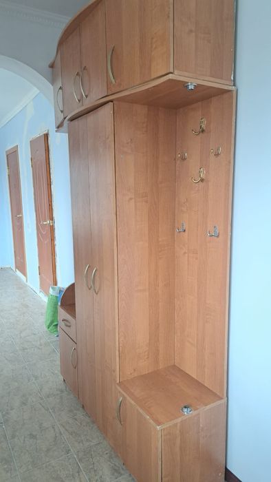 Деревянный шкаф для прихожей
