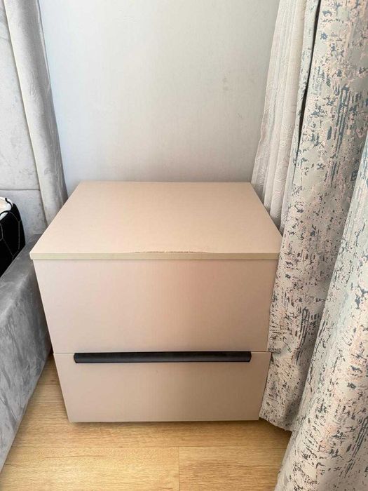 Шкаф и две тумбочки