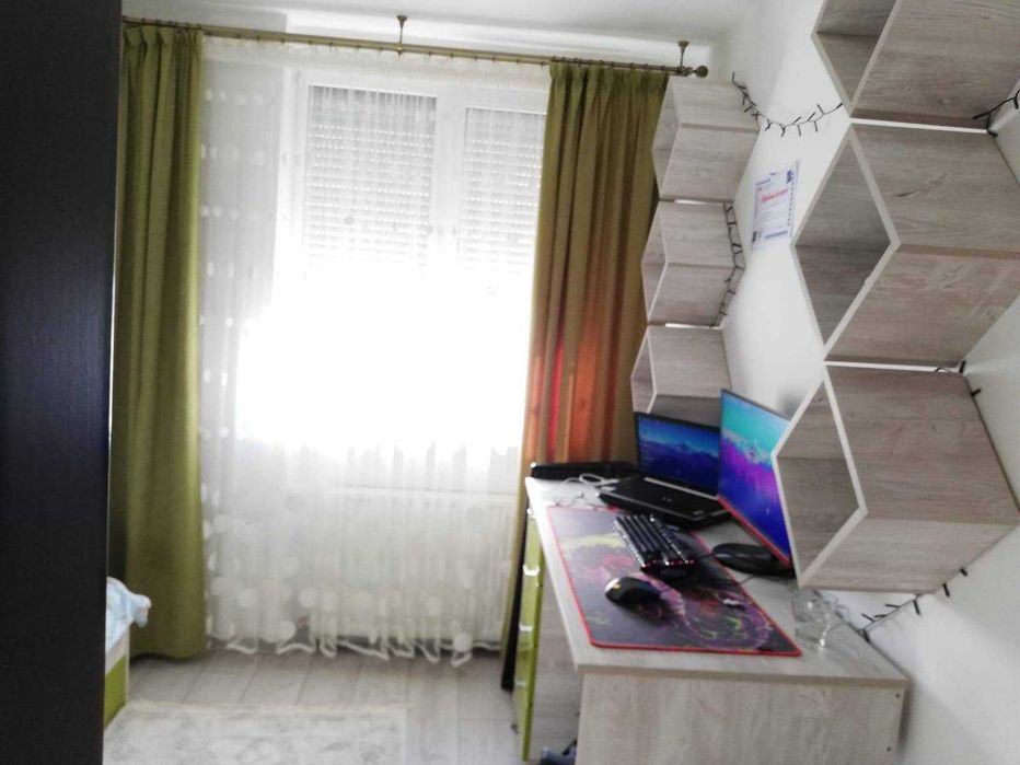 Inchiriez apartament cu 3 camere.