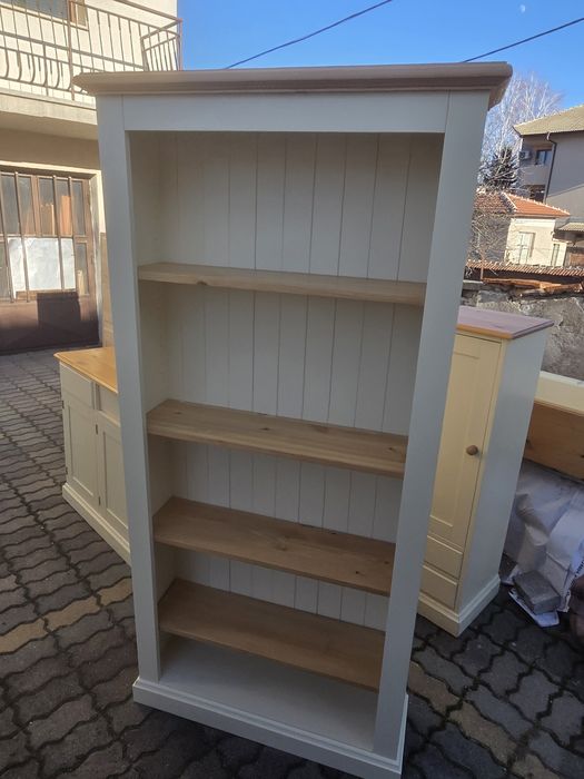 Бяла библиотека  от масив в бяло