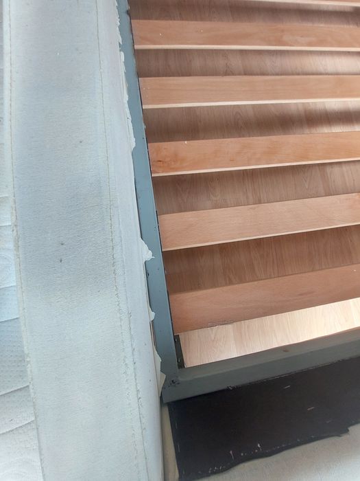 Pat Staer Divino,lungime 250 cm,latime 200 cm,cu cadru metalic și  lamele din fag masiv,tapițeria  trebuie refăcută complet.