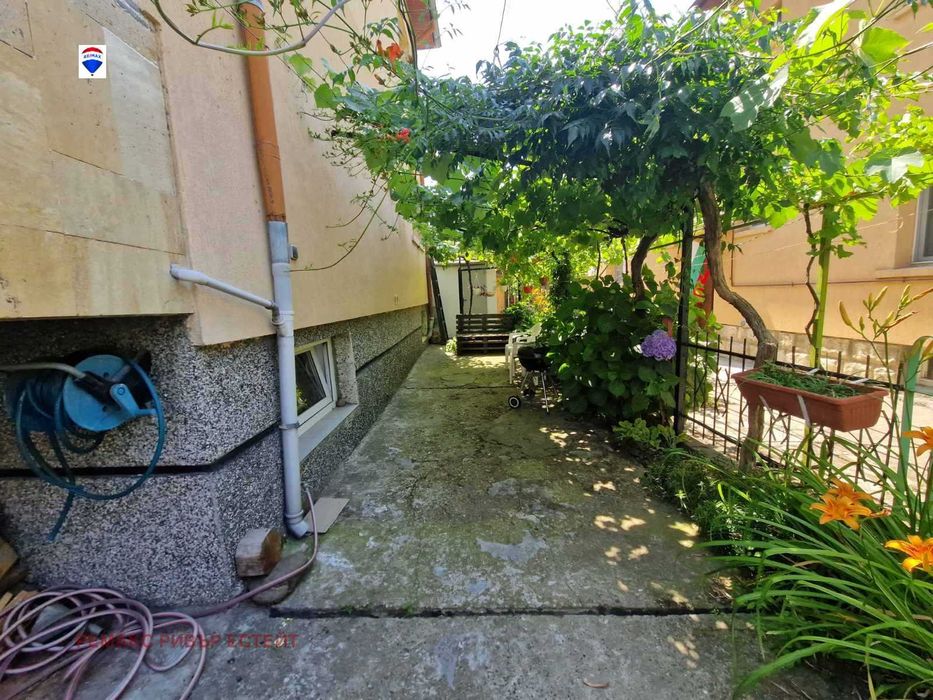 Втори етаж от къща за продажба кв. Родина 2