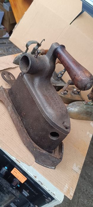 Un vechi fier de călcat pe jar