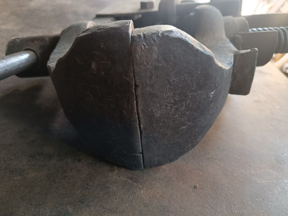 Тисы кузнечные (тиски)