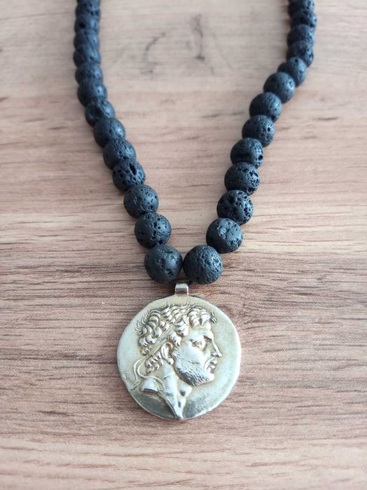 Колие Синджир от вулканичен камък с медальон от сребърен пендар