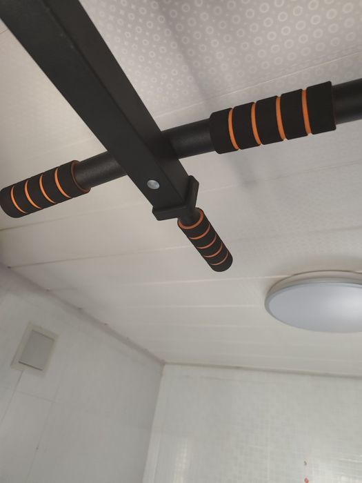 Продам турник настенный