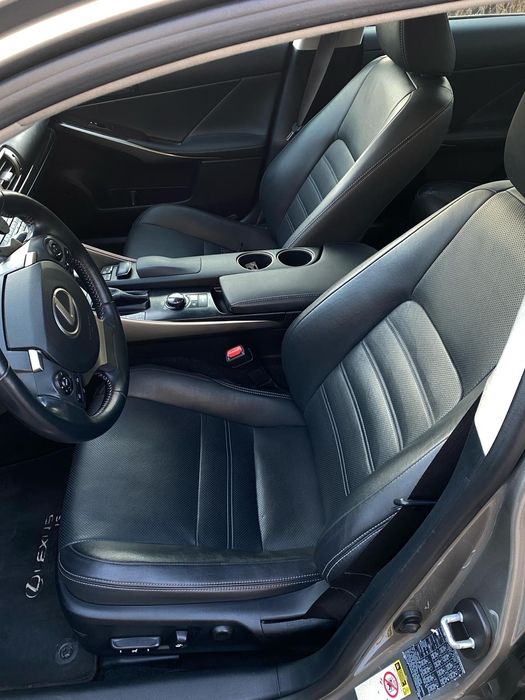 Lexus IS300h avariat doar fata dreapta