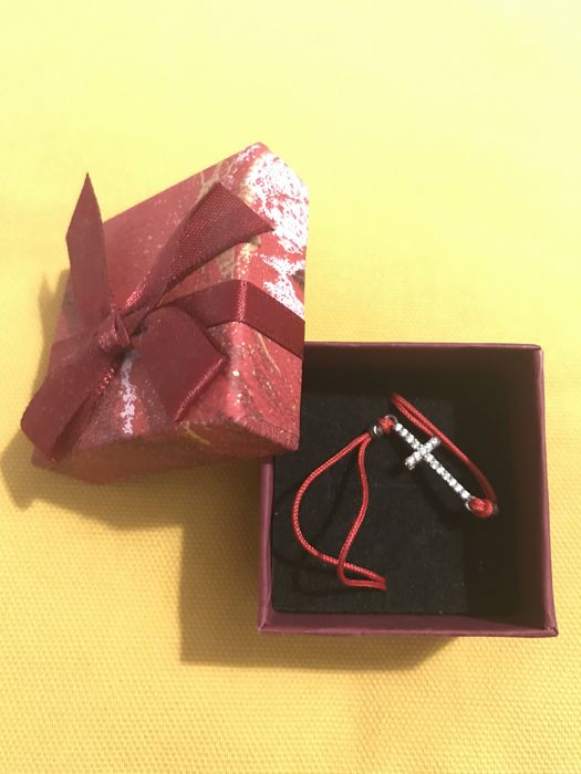 Гривна със сребърно кръстче с цирконий