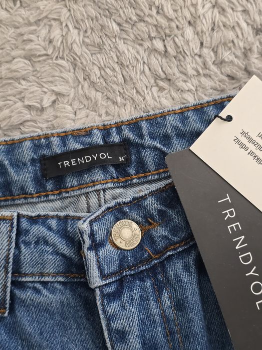 Blugi Trendyol cu eticheta