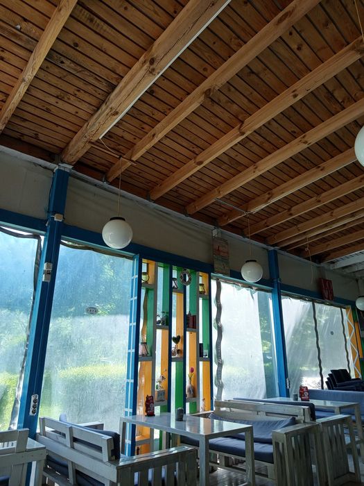 Масивен дървен навес