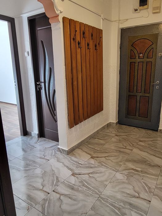 Inchiriez apartament 3 camere ,nemobilat,parter, stradal