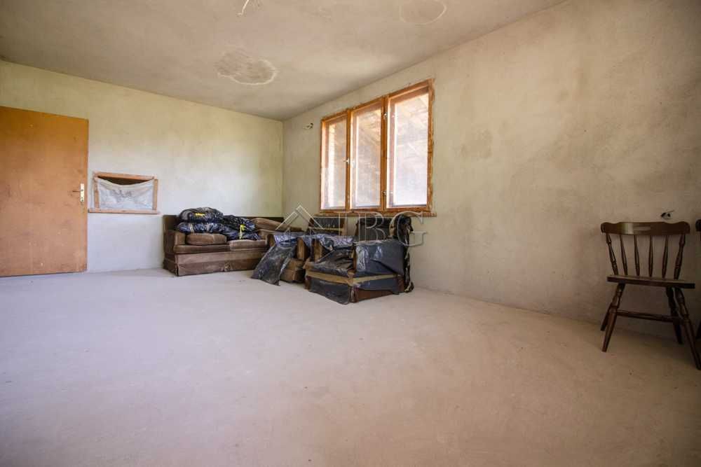 Новопостроена къща с 4 спални с гараж на 10 мин. с кола от Бяла