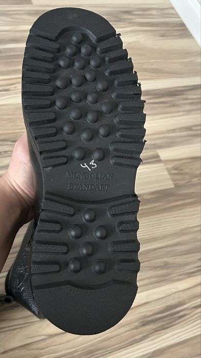 Продам зимнюю очень теплую обувь.