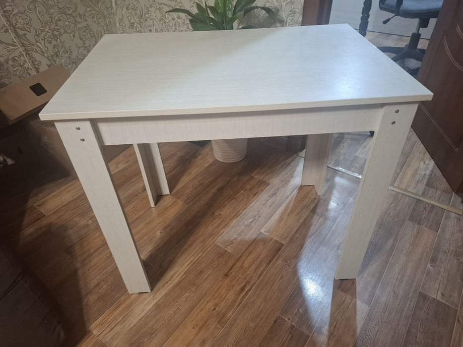 Продам стол кухонный.