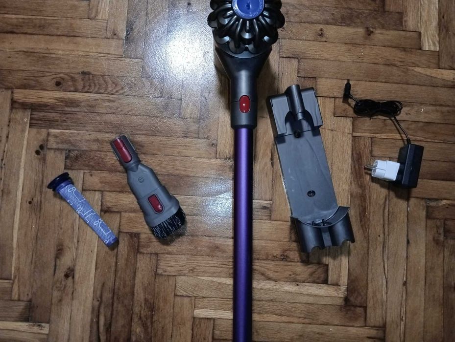 Много добра прахосмукачка Dyson V8 с нова батерия и аксесоари