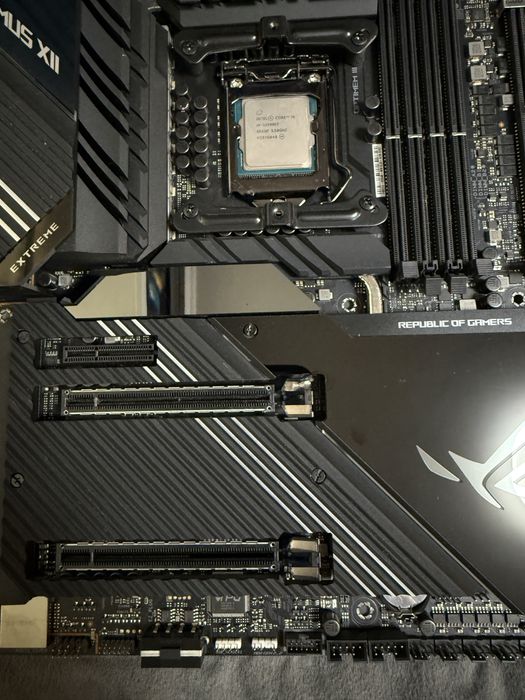 Продам матермнскую плату Asus rog Maximus Extremo