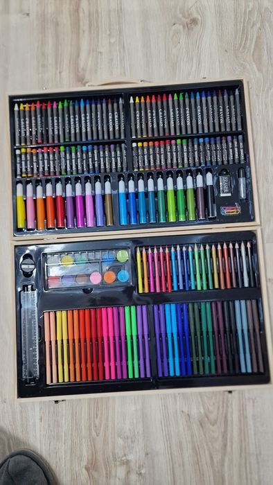 Голям куфар с принадлежности от 180части за рисуване и оцветяване