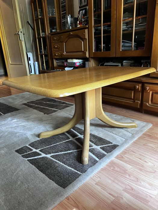 Дървена холна маса