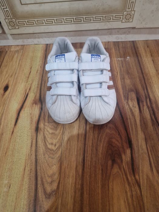 Adidasi Adidas masura 35, la doar 35 lei