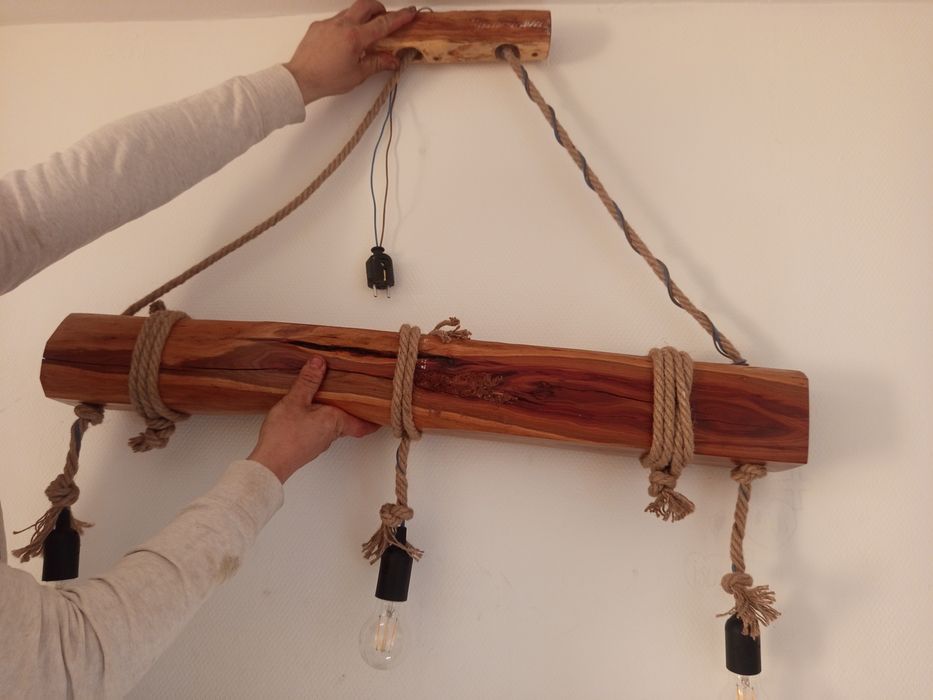 lustră rustică din lemn