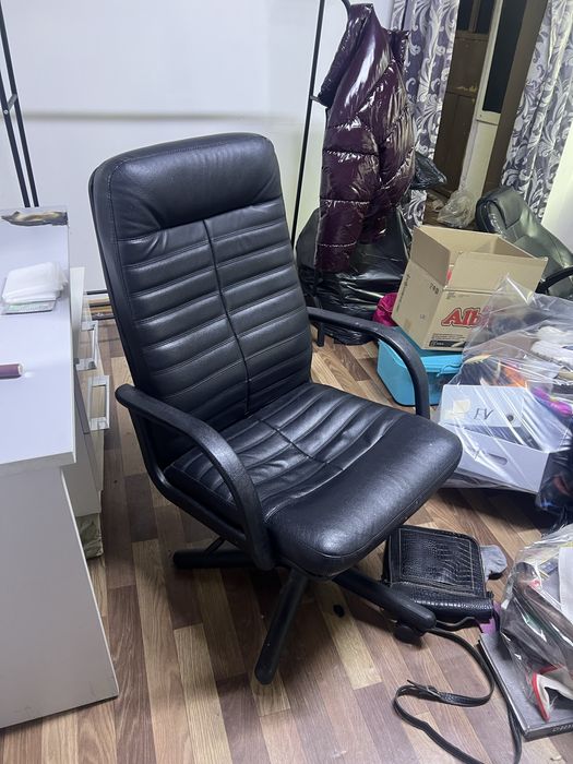 Кожаные офисное кресло