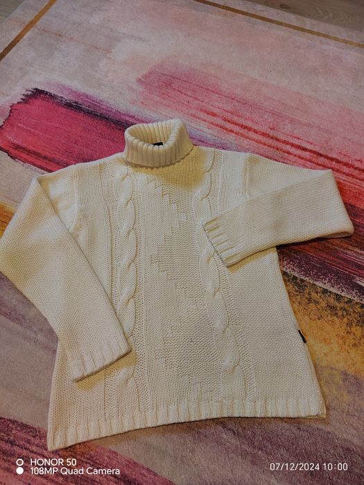 Пола и пуловер..