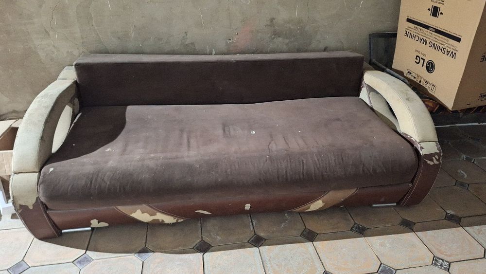 Продам диван в таком состоянии .