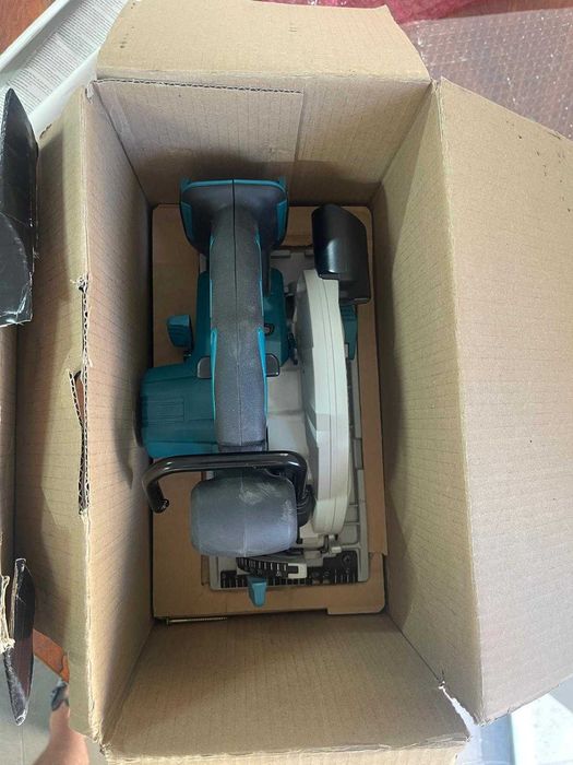 Fierăstrău circular portabil fără fir Makita DHS680Z (fără baterie/încărcător, 680 W, 18 V) - pentru piese sau reparare