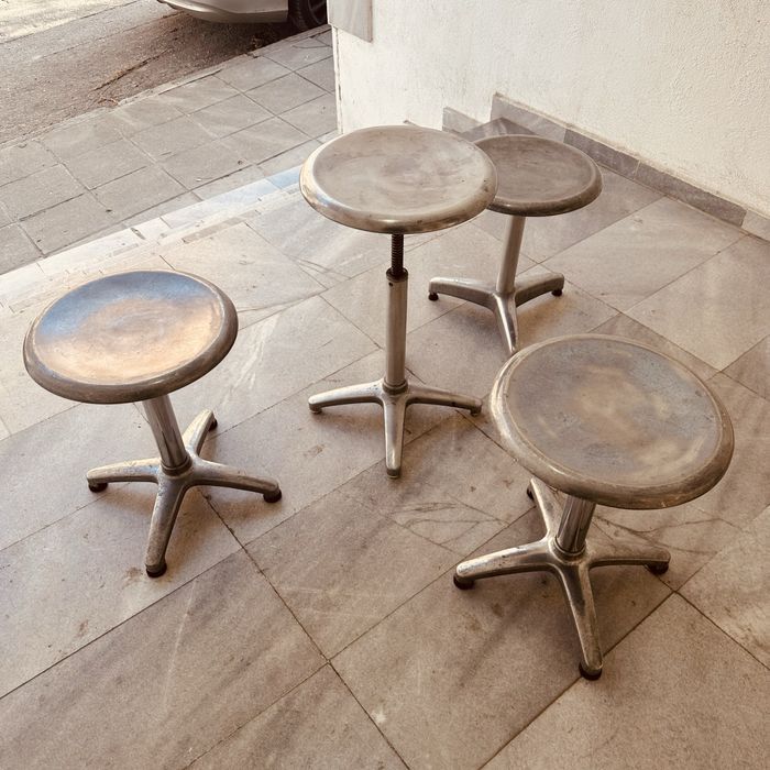Винтидж индустриални метални табуретки / помощни масички
